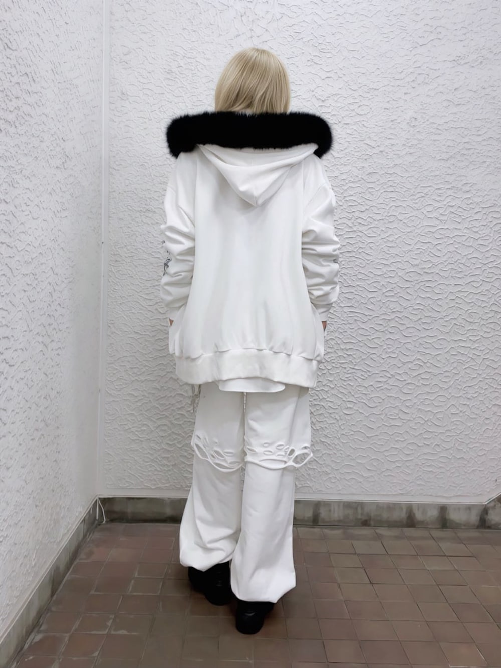 ホワイト系のパーカー、ホワイト系のシャツ/ブラウス、ホワイト系のスウェットパンツを着用したレディースの春コーディネートの2枚目の写真