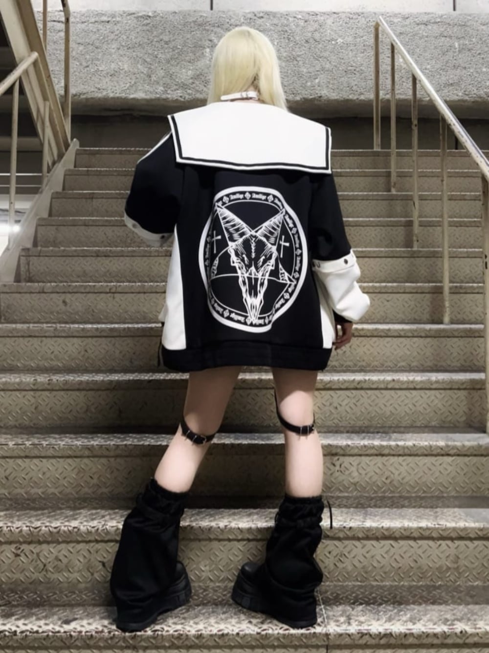 「最近のいい感じコーデ、ミニスカート、モノトーン、スポーツミックス、韓国ファッション、ショートパンツ、春服、パンツスタイル、地雷、サブカル、骨格ウェーブ、病みかわいい、Amilige、セットアップ、ユニセックス」｜「AmiligeのSatanバックプリントセーラーZIPジャージTOPS（ジャージ、ブラック系）」を使った、Amilige_officialさん（骨格ウェーブ・レディース・155cm）の春コーディネートの3枚目の写真