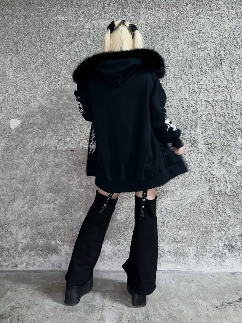 ホワイト系のシャツ/ブラウス、ブラック系のパーカー、ブラック系のネクタイを着用したレディースの春コーディネートの2枚目の写真