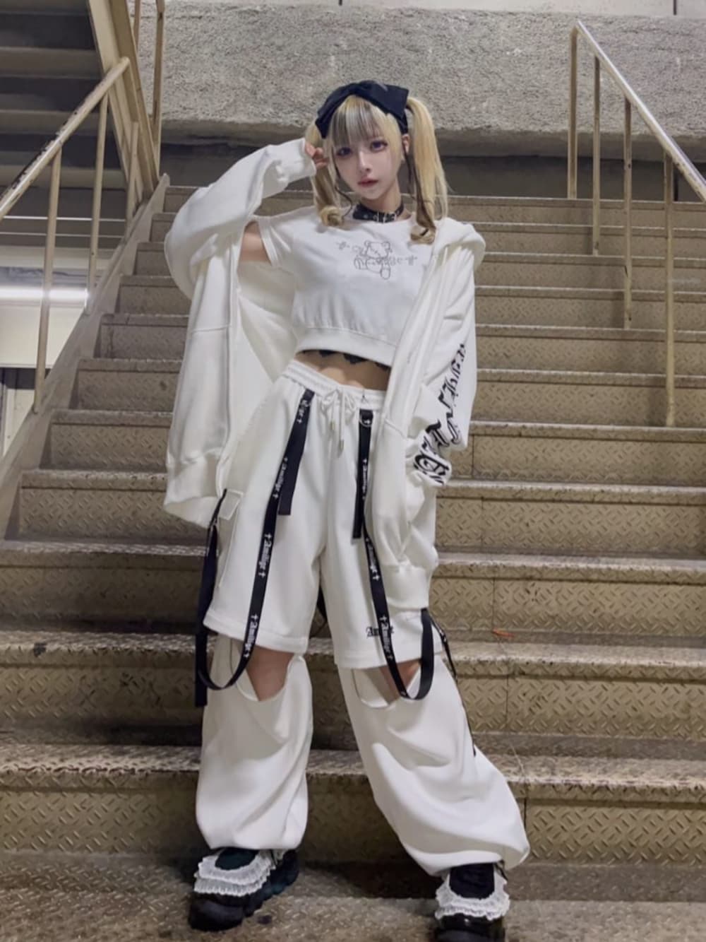 「ロンT、スニーカー、お出かけコーデ、モノトーン、韓国ファッション、休日コーデ、モノトーンコーデ、初夏コーデ、夏服、体型カバー、地雷、サブカル、Amilige、骨格ウェーブ、病みかわいい」｜「Amiligeのデザインテープワイドパンツ（その他パンツ、ホワイト系）」を使った、Amilige_officialさん（レディース・155cm）の春コーディネートの4枚目の写真