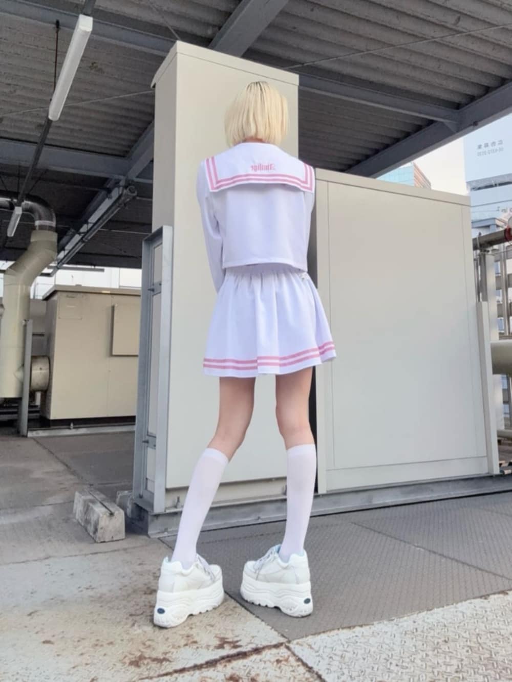 「Amilige、病みかわいい、個性派、サブカル、地雷、韓国ファッション、フェススタイル、ディズニーコーデ、シンプルコーデ、160cm台コーデ、ホワイト、セットアップ、セーラーカラー、スカート、スニーカー」｜「Amiligeのセーラーセットアップ（セットアップ、ホワイト系）」を使った、Amilige_officialさん（レディース・162cm）の夏コーディネートの3枚目の写真