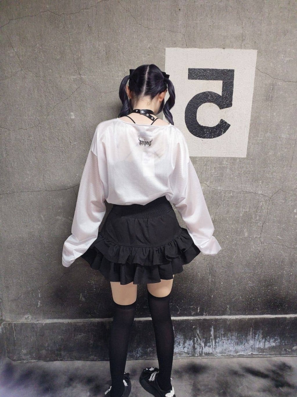 「Amilige、個性派、ジェンダーレス、病みかわいい、ユニセックス、サブカル、地雷、骨格ウェーブ、体型カバー、デート、モノクロ、夏コーデ、ツインテール、白Tシャツ、フリル」｜「AmiligeのコウモリクロスプリントメッシュロンT（Tシャツ/カットソー、ホワイト系）」を使った、Amilige_officialさん（レディース・163cm）の夏コーディネートの3枚目の写真