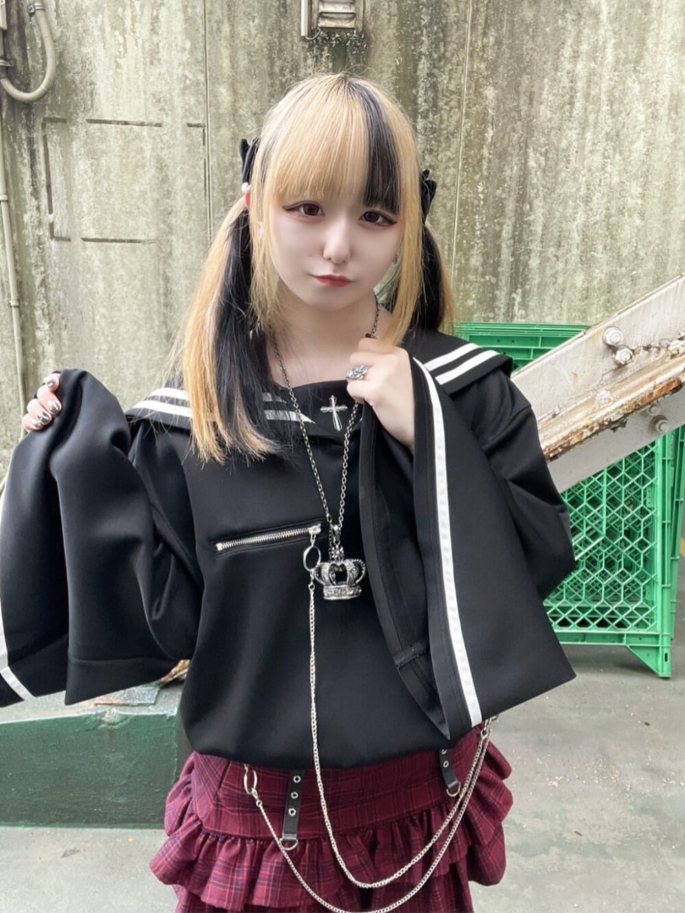 「お出かけコーデ、ミニスカート、リボン、モノトーン、春夏コーデ、ショートパンツ、休日スタイル、骨格ウェーブ、サブカル、地雷、体型カバー、ユニセックス、病みかわいい、個性派、Amilige」｜「Amiligeのコルセット風フリルチェックスカート（スカート、レッド系）」を使った、Amilige_officialさん（骨格ウェーブ・レディース・155cm）の春コーディネートの2枚目の写真