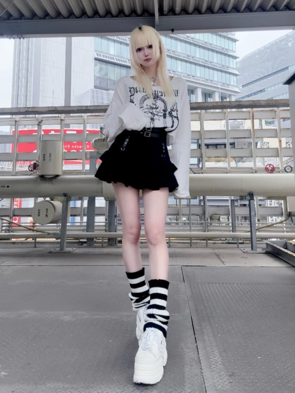 「Amilige、病みかわいい、ジェンダーレス、サブカル、地雷、個性派、夏、夏コーデ、春夏コーデ、デートコーデ、韓国ファッション、モノクロ、ロゴT、白Tシャツ、ミニスカート」｜「Amiligeのコルセット風フリルスカート（スカート、ブラック系）」を使った、Amilige_officialさん（レディース・162cm）の夏コーディネートの2枚目の写真