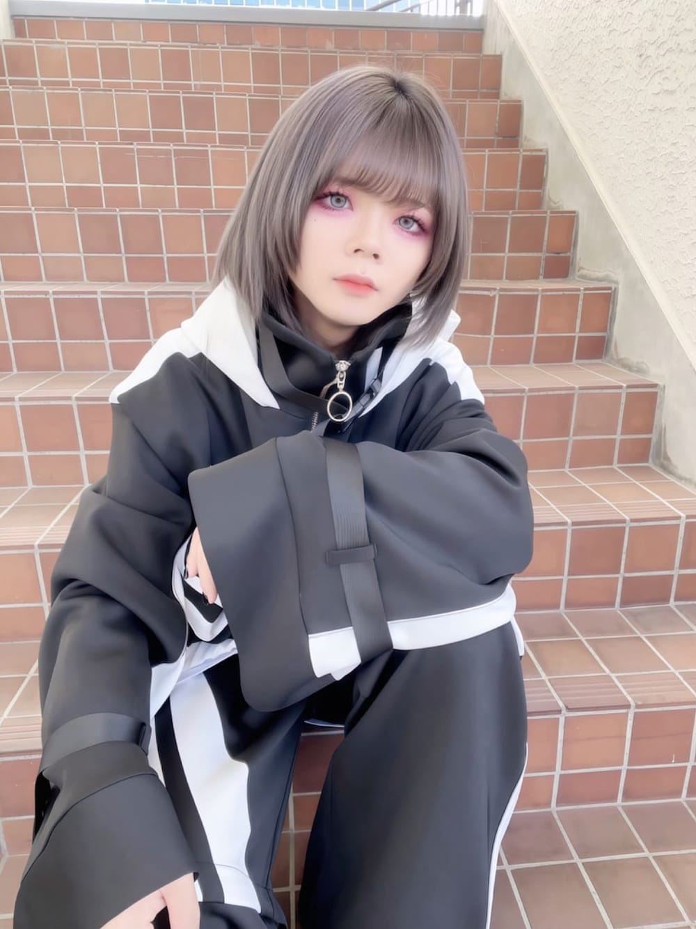 ブラック系のパーカー、ブラック系のその他パンツを着用したレディースの春コーディネートの3枚目の写真