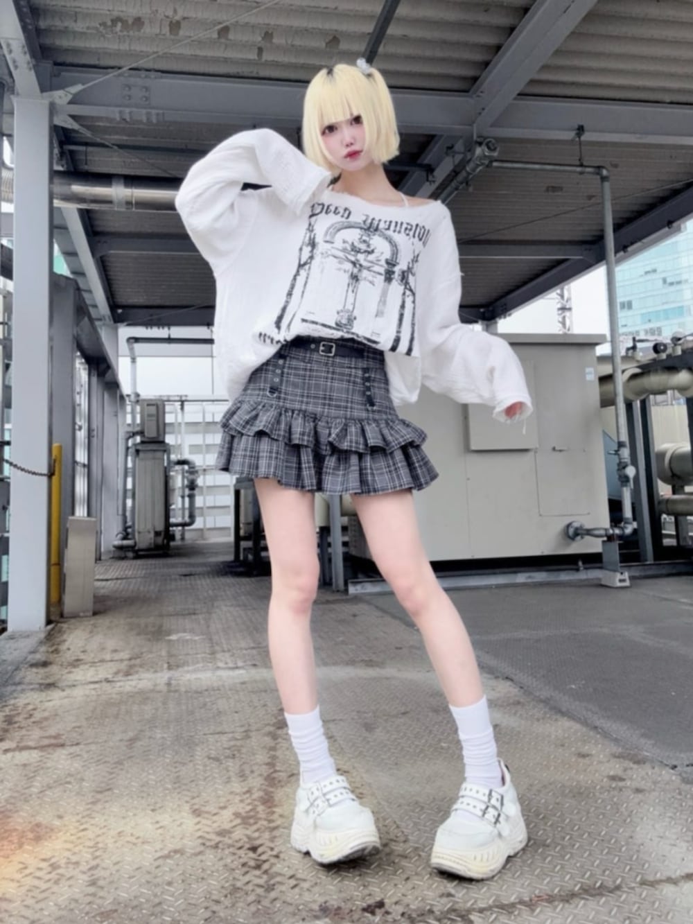 「Amilige、個性派、病みかわいい、ユニセックス、サブカル、骨格ウェーブ、デート、夏コーデ、韓国ファッション、お出かけコーデ、レイヤードスタイル、休日スタイル、Tシャツ、ロゴT、スニーカー」｜「Amiligeのダメージガーゼトップス（Tシャツ/カットソー、ホワイト系）」を使った、Amilige_officialさん（レディース・162cm）の夏コーディネートの2枚目の写真