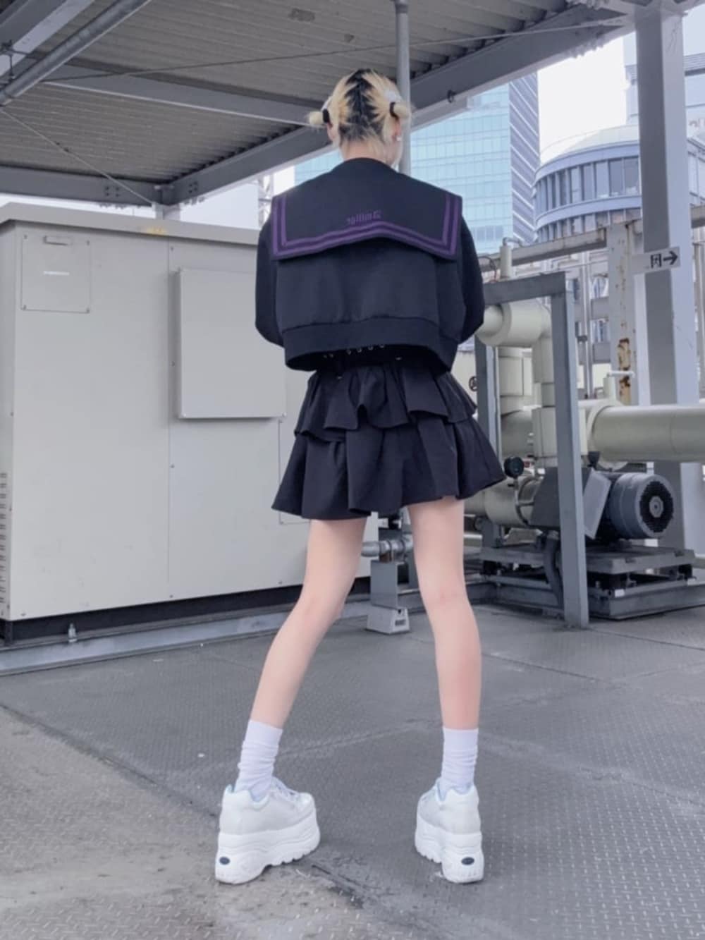 ブラック系のスカート、ホワイト系のTシャツ/カットソー、ブラック系のジャージを着用したレディースの春コーディネートの3枚目の写真