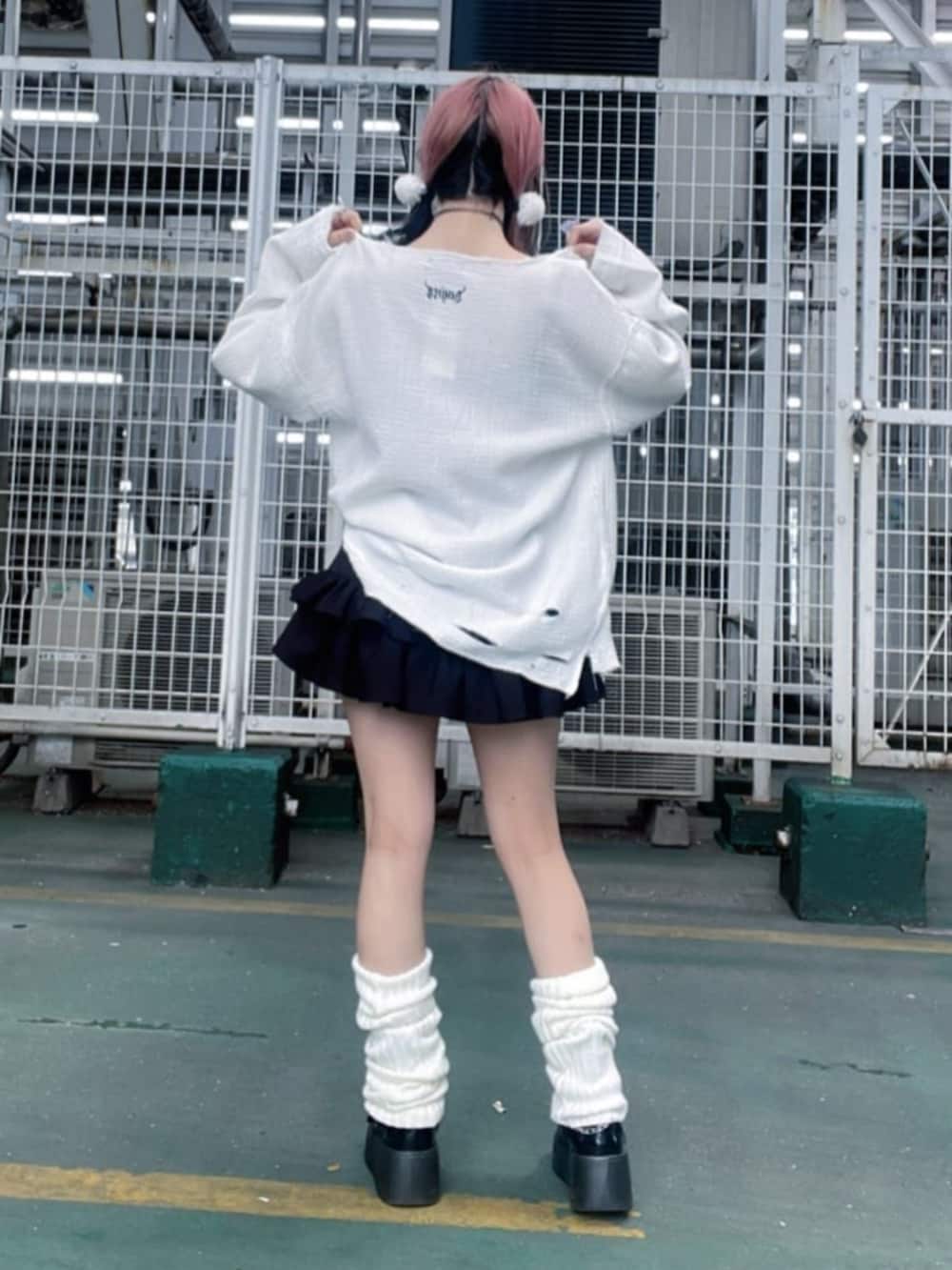 「レイヤードスタイル、韓国ファッション、春夏コーデ、休日スタイル、ミニスカート、雨の日コーデ、モノトーン、Amilige、デート、個性派、ユニセックス、体型カバー、骨格ウェーブ、サブカル、地雷」｜「Amiligeのコルセット風フリルスカート（スカート、ブラック系）」を使った、Amilige_officialさん（骨格ウェーブ・レディース・155cm）の春コーディネートの2枚目の写真