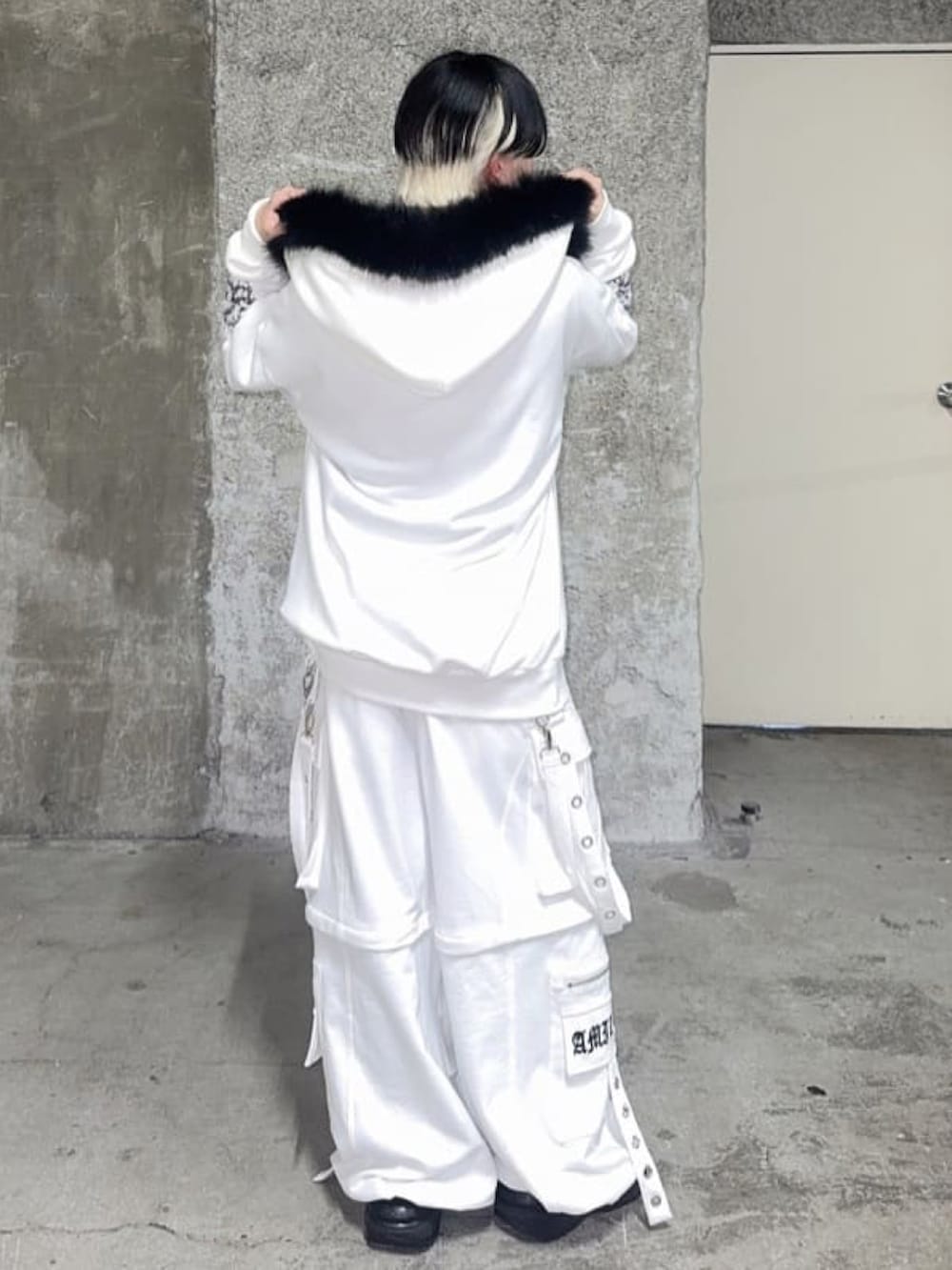 ホワイト系のパーカー、ブラック系のTシャツ/カットソー、ホワイト系のスウェットパンツを着用したメンズの春コーディネートの2枚目の写真