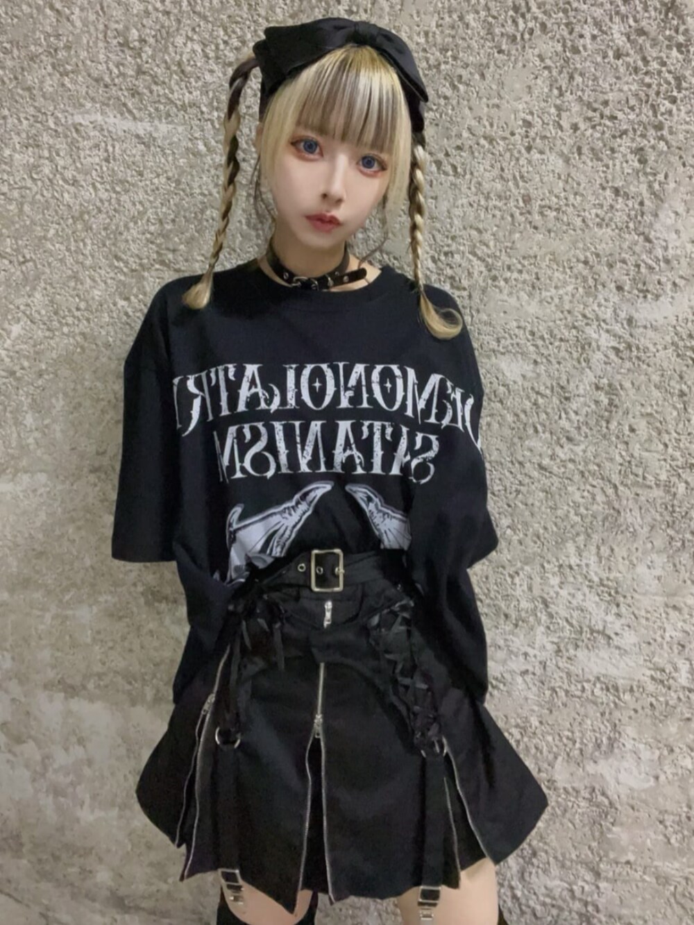 「モノトーン、デート、個性派、体型カバー、骨格ウェーブ、サブカル、地雷、韓国ファッション、ミニスカート、リボン、ショルダーバッグ、雨の日コーデ、女子ウケ、Amilige、病みかわいい」｜「Amiligeのガーターベルトサスペンダー付きZIPプリーツスカート（スカート、ブラック系）」を使った、Amilige_officialさん（骨格ウェーブ・レディース・155cm）の春コーディネートの2枚目の写真