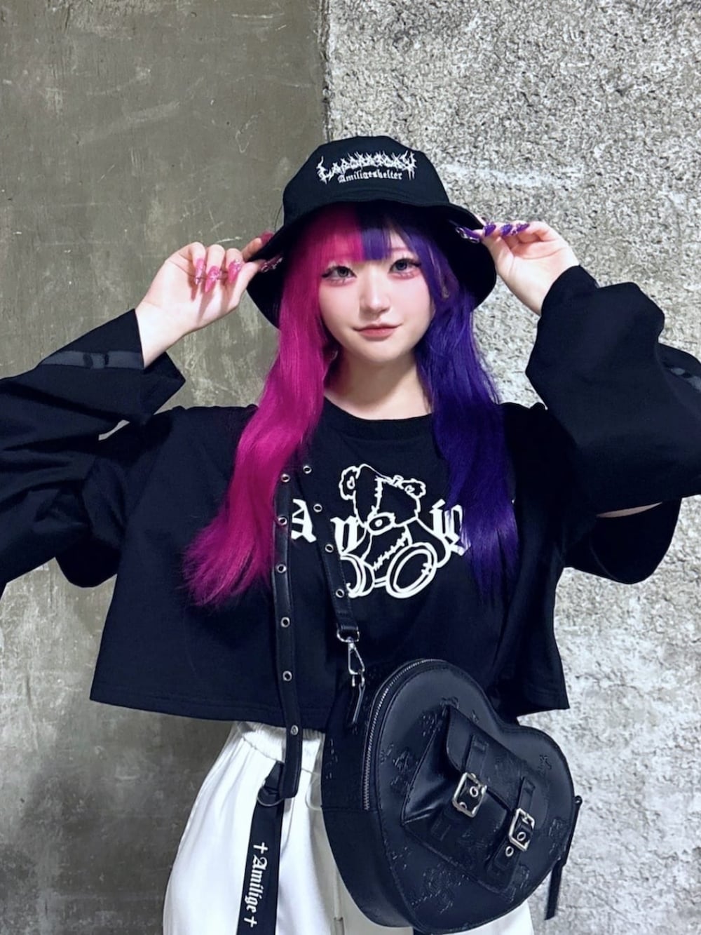 「Amilige、病みかわいい、ジェンダーレス、個性派、サブカル、地雷、骨格ウェーブ、デート、ライブ、フェススタイル、雨の日コーデ、楽チンコーデ、黒Tシャツ、スニーカー、ショルダーバッグ」｜「Amiligeのデザインテープワイドパンツ（その他パンツ、ホワイト系）」を使った、Amilige_officialさん（レディース・155cm）の夏コーディネートの2枚目の写真