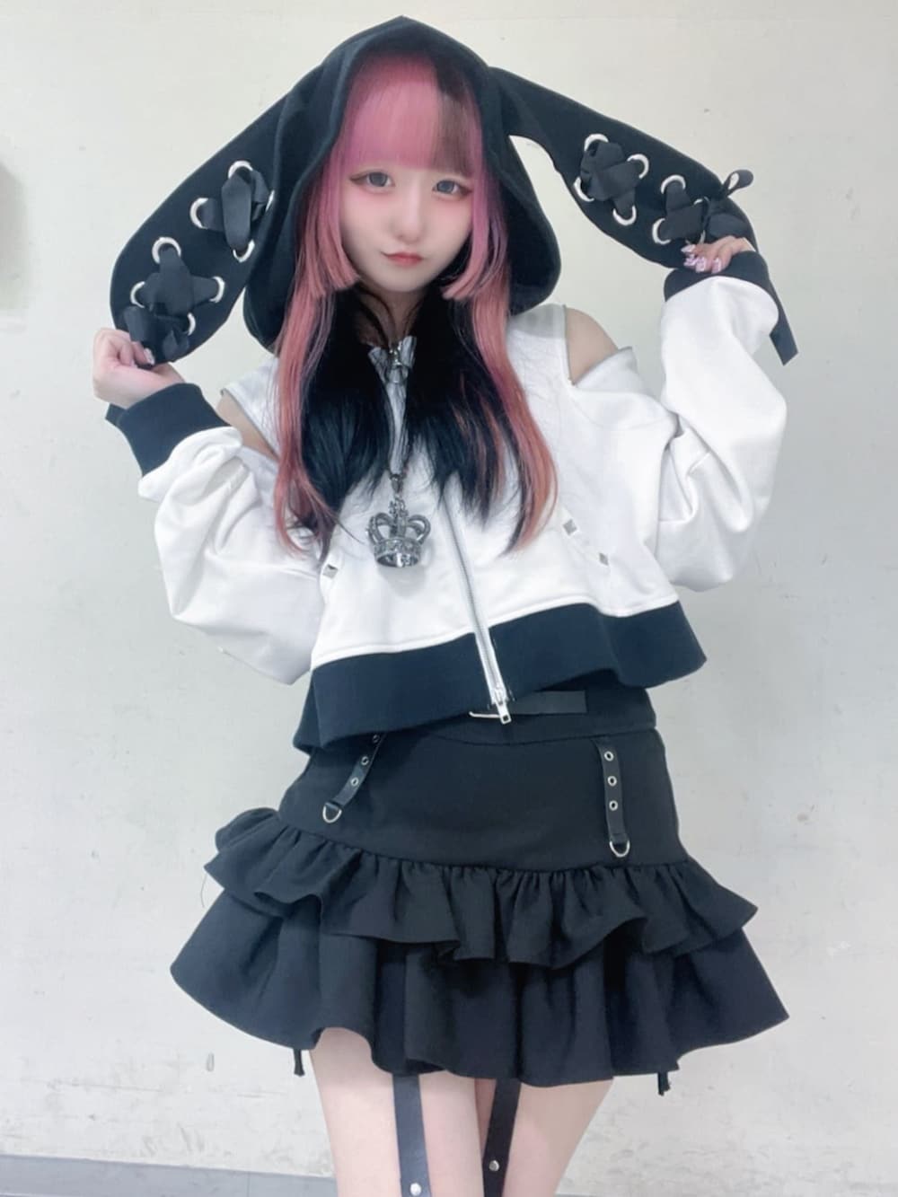 「Amilige、個性派、病みかわいい、ユニセックス、サブカル、地雷、推し活、骨格ウェーブ、レイヤードスタイル、雨の日コーデ、スカートコーデ、デートコーデ、ミニスカート、スニーカー、ショートパンツ」｜「Amiligeのコルセット風フリルスカート（スカート、ブラック系）」を使った、Amilige_officialさん（レディース・155cm）の夏コーディネートの2枚目の写真
