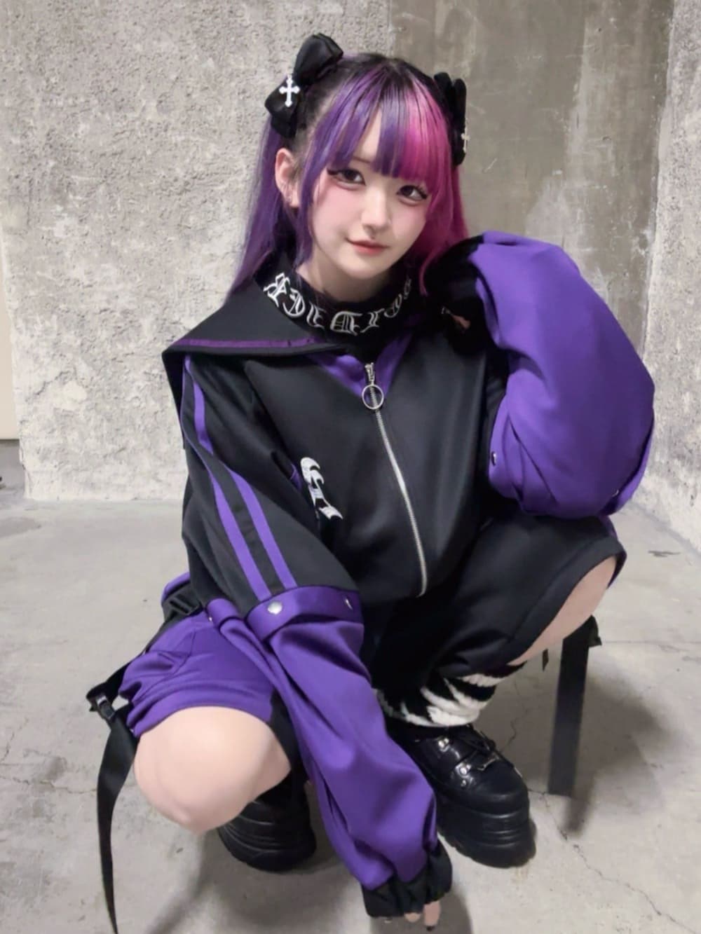 「大人カジュアル、ショートパンツ、スニーカー、お出かけコーデ、スポーツミックス、セットアップ、春夏コーデ、韓国ファッション、おでかけコーデ、パンツスタイル、体型カバー、サブカル、地雷、Amilige、ユニセックス」｜「AmiligeのSatanバックプリントセーラーZIPジャージTOPS（ジャージ、ブラック系）」を使った、Amilige_officialさん（骨格ウェーブ・レディース・155cm）の春コーディネートの3枚目の写真