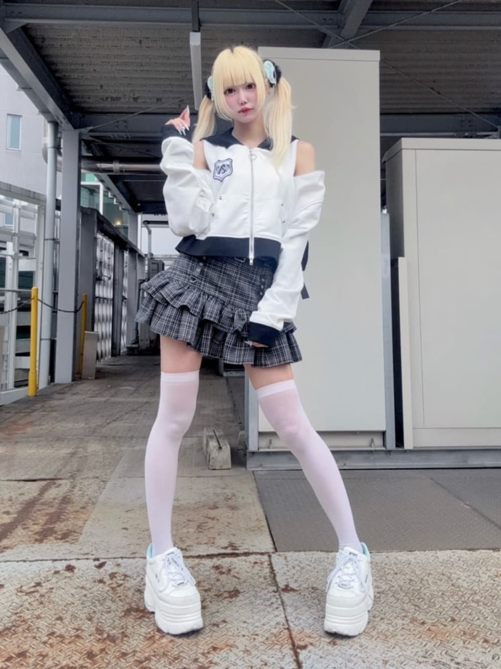 「Amilige、骨格ウェーブ、地雷、病みかわいい、ジェンダーレス、低身長コーデ、春夏コーデ、雨の日コーデ、お出かけコーデ、デートコーデ、休日スタイル、推し活、女子ウケ、デート、モノトーン」｜「Amiligeのコルセット風フリルチェックスカート（スカート、グレー系）」を使った、Amilige_officialさん（レディース・162cm）の春コーディネートの2枚目の写真
