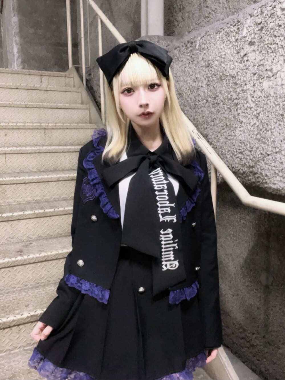 「デートコーデ、デート、セットアップ、Amilige、かわいい、おそろコーデ、厚底シューズ、病みかわいい、体型カバー、地雷系ファッション、サブカル、女子ウケ、韓国ファッション、休日スタイル、リボン」｜「Amiligeのエンブレムワッペン付きレースジャケット　ボックスプリーツスカートセット（セットアップ、ブラック系）」を使った、Amilige_officialさん（骨格ウェーブ・レディース・155cm）の春コーディネートの3枚目の写真