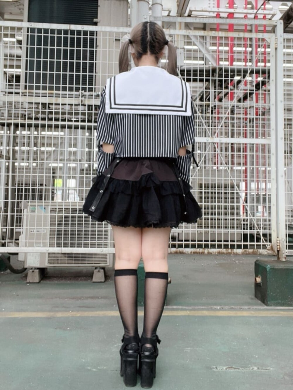 「柄シャツ、レイヤードスタイル、シャツスタイル、ミニスカート、低身長コーデ、雨の日コーデ、モノトーン、ストライプシャツ、Amilige、個性派、体型カバー、骨格ウェーブ、サブカル、地雷、病みかわいい」｜「Amiligeのハイウエストチュールスカート（スカート、ブラック系）」を使った、Amilige_officialさん（骨格ウェーブ・レディース・148cm）の春コーディネートの3枚目の写真