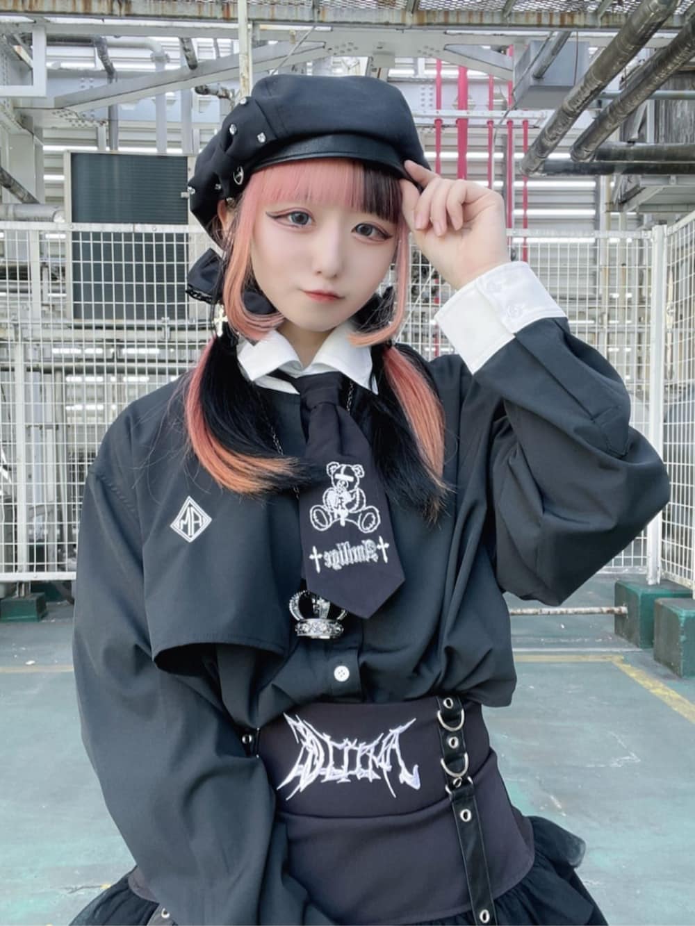 「チェック、休日スタイル、デートコーデ、ミニスカート、リボン、モノトーン、春服コーデ、地雷系、サブカル、体型カバー、病みかわいい、厚底シューズ、Amilige、ジェンダーレス」｜「Amiligeの刺繍リボンネクタイ付きバイカラーシャツ（シャツ/ブラウス、ブラック系）」を使った、Amilige_officialさん（骨格ウェーブ・レディース・155cm）の春コーディネートの2枚目の写真