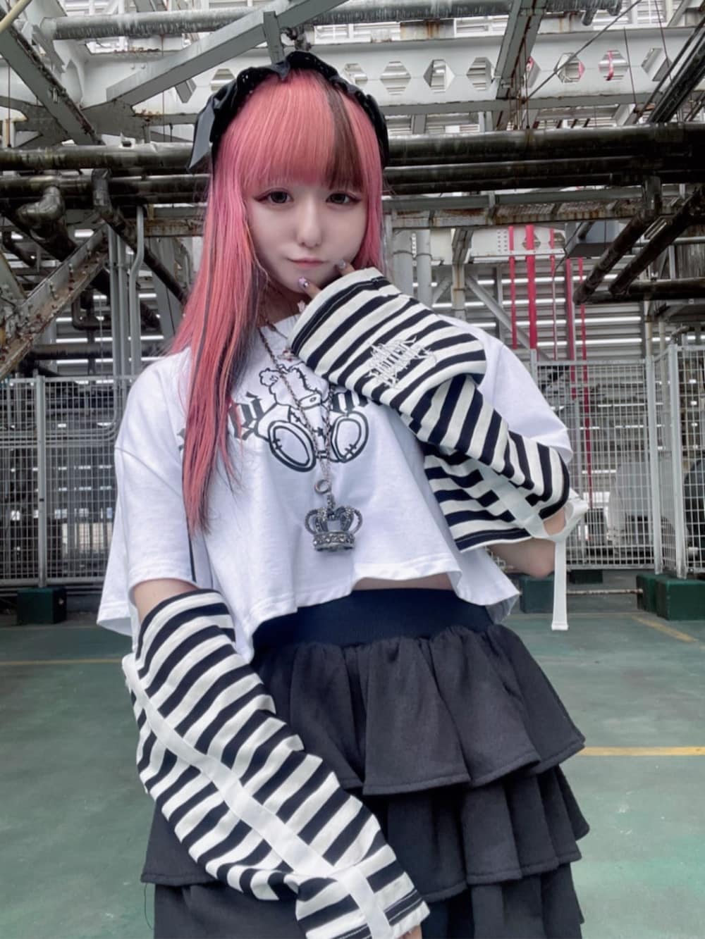 「白シャツ、モノトーン、雨の日コーデ、ショートパンツ、休日スタイル、ミニスカート、デートコーデ、厚底サンダル、女子ウケ、Amilige、個性派、体型カバー、骨格ウェーブ、サブカル、地雷」｜「Amiligeのチャイナボタン付きパーカー＋フリルスカート（セットアップ、ブラック系）」を使った、Amilige_officialさん（骨格ウェーブ・レディース・155cm）の春コーディネートの2枚目の写真