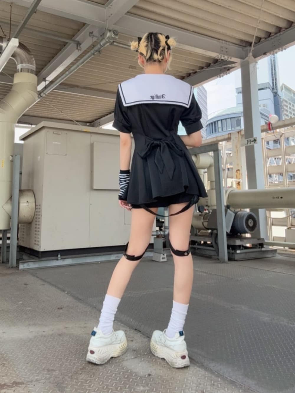 「Amilige、ユニセックス、サブカル、地雷、夏ファッション、韓国ファッション、リラックススタイル、夏コーデ、ブラックコーデ、推し活コーデ、160cm台コーデ、スポーツミックス、セットアップ、ミニスカート、ショートパンツ」｜「Amiligeのガーターベルト付パンツ（その他パンツ、ブラック系）」を使った、Amilige_officialさん（レディース・162cm）の夏コーディネートの3枚目の写真