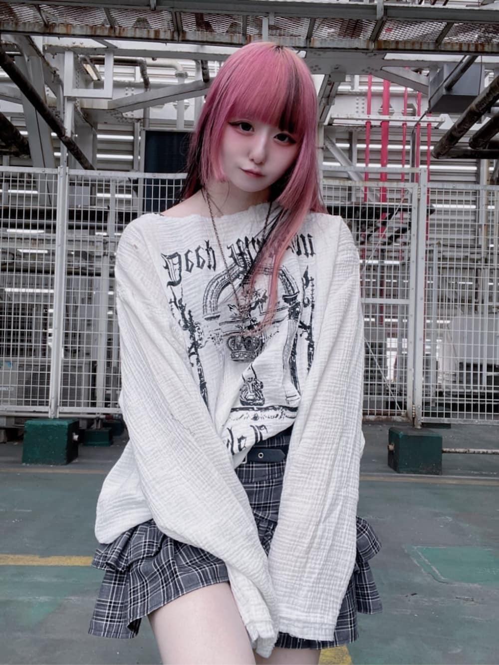 「Amilige、個性派、病みかわいい、ユニセックス、サブカル、地雷、体型カバー、デート、デートコーデ、夏コーデ、スカートコーデ、レイヤードスタイル、韓国ファッション、ミニスカート、スニーカー」｜「Amiligeのダメージガーゼトップス（Tシャツ/カットソー、ホワイト系）」を使った、Amilige_officialさん（レディース・155cm）の夏コーディネートの2枚目の写真