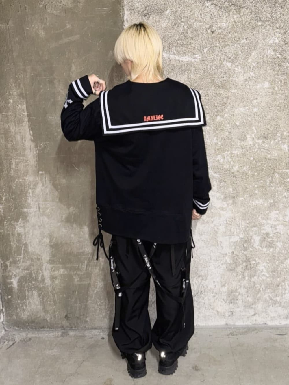 「カーゴパンツ、お出かけコーデ、ロンT、スラックス、モノトーン、春夏コーデ、メンズコーデ、ジェンダーレス、ユニセックス、病みかわいい、サブカル、地雷、体型カバー、Amilige」｜「AmiligeのDEEP DOPEセーラーロングTシャツ（Tシャツ/カットソー、ブラック系）」を使った、Amilige_officialさん（メンズ・177cm）の春コーディネートの3枚目の写真