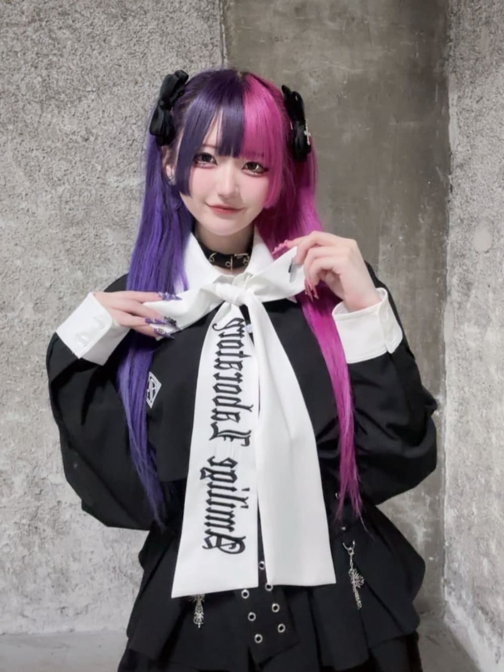 「リボン、スニーカー、お出かけコーデ、ミニスカート、モノトーン、今日のコーデ、韓国ファッション、春服、地雷系ファッション、サブカル、骨格ストレート、骨格ウェーブ、病みかわいい、デートコーデ、Amilige」｜「Amiligeのハトメベルト付きフレアスカート（スカート、ブラック系）」を使った、Amilige_officialさん（骨格ストレート・レディース・155cm）の春コーディネートの2枚目の写真