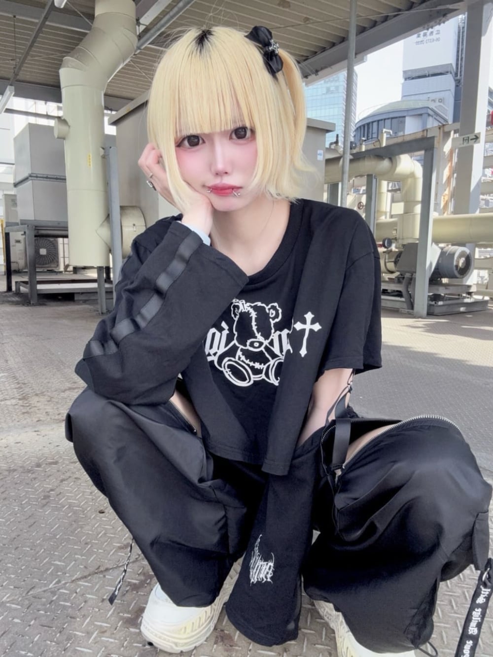 「Amilige、病みかわいい、ジェンダーレス、サブカル、地雷、夏コーデ、ブラックコーデ、お出かけコーデ、ゆるコーデ、アウトドアスタイル、フェススタイル、２ＷＡＹ、黒Tシャツ、ハーフパンツ、スニーカー」｜「Amiligeの2Wayロゴテープジョガーパンツ（その他パンツ、ブラック系）」を使った、Amilige_officialさん（レディース・162cm）の夏コーディネートの2枚目の写真