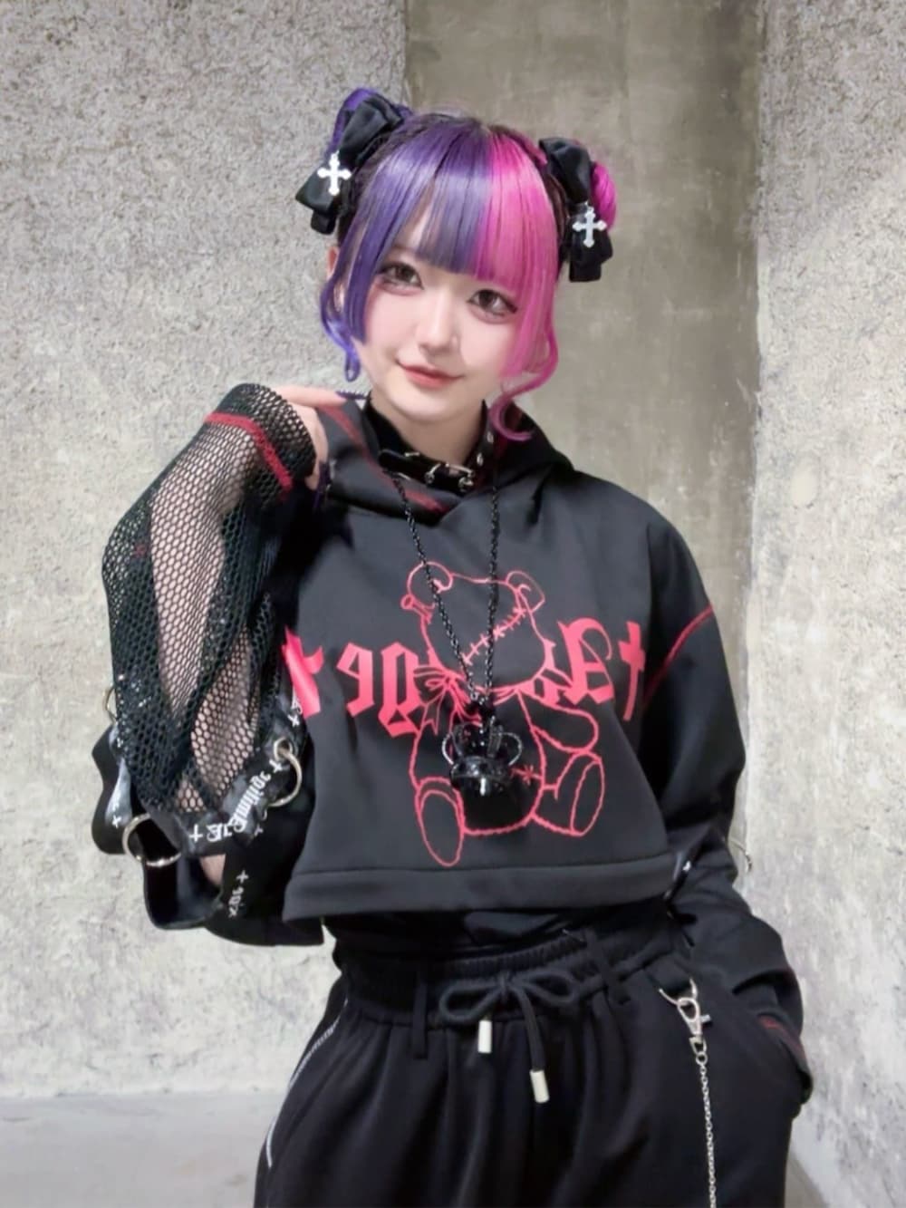 「最近のいい感じコーデ、モノトーン、韓国ファッション、ショートパンツ、休日スタイル、お出かけコーデ、ラフコーデ、ジェンダーレス、地雷、骨格ウェーブ、サブカル、ユニセックス、体型カバー、病みかわいい、個性派」｜「Amiligeの裏毛2Wayロゴテープジョガーパンツ（その他パンツ、ブラック系）」を使った、Amilige_officialさん（骨格ウェーブ・レディース・155cm）の春コーディネートの2枚目の写真