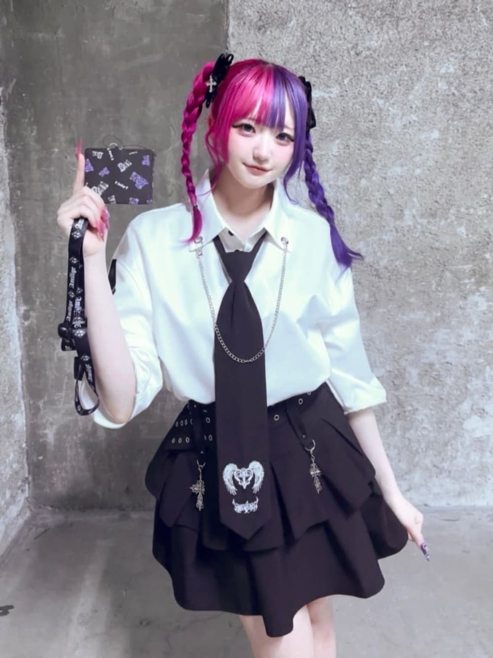 「Amilige、病みかわいい、個性派、ユニセックス、サブカル、地雷、デート、体型カバー、骨格ウェーブ、夏コーデ、韓国ファッション、雨の日コーデ、デートコーデ、シャツスタイル、ミニスカート」｜「Amiligeのハトメベルト付きフレアスカート（スカート、ブラック系）」を使った、Amilige_officialさん（レディース・155cm）の夏コーディネートの2枚目の写真