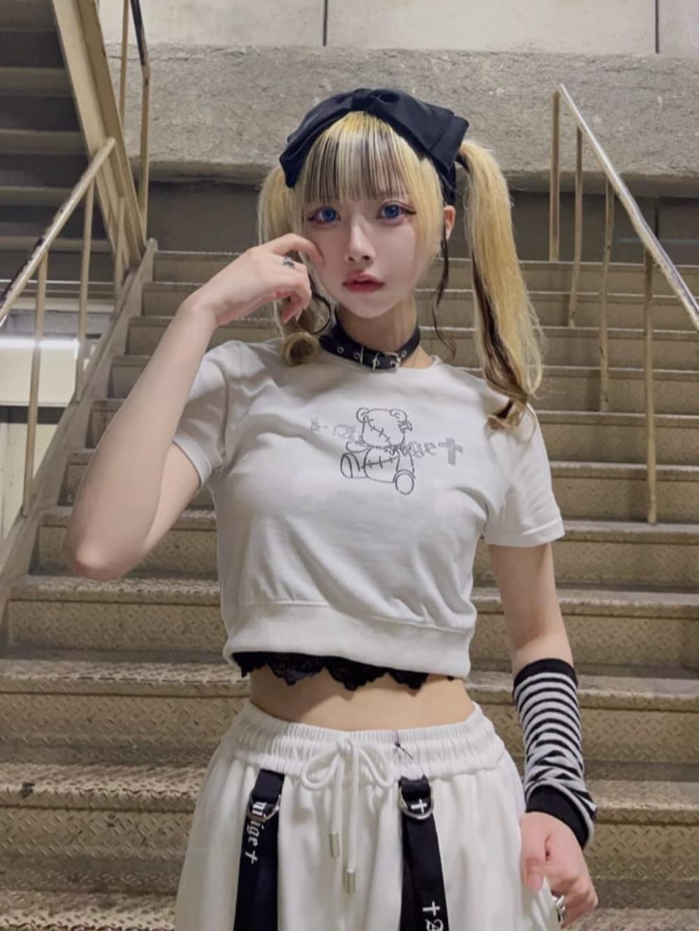 「ロンT、スニーカー、お出かけコーデ、モノトーン、韓国ファッション、休日コーデ、モノトーンコーデ、初夏コーデ、夏服、体型カバー、地雷、サブカル、Amilige、骨格ウェーブ、病みかわいい」｜「Amiligeのデザインテープワイドパンツ（その他パンツ、ホワイト系）」を使った、Amilige_officialさん（レディース・155cm）の春コーディネートの2枚目の写真