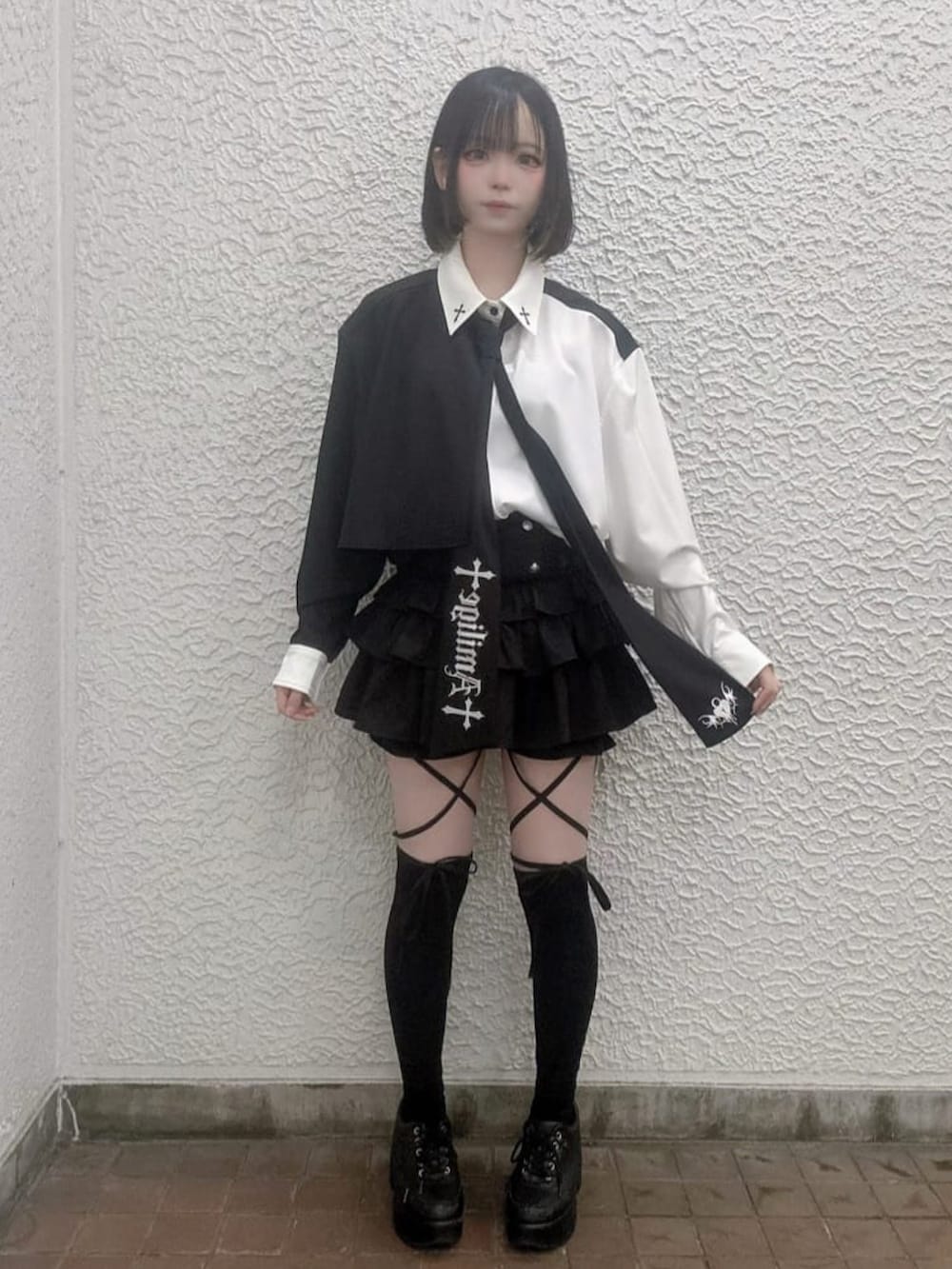 ホワイト系のシャツ/ブラウス、ブラック系のその他パンツを着用したレディースの春コーディネートの3枚目の写真