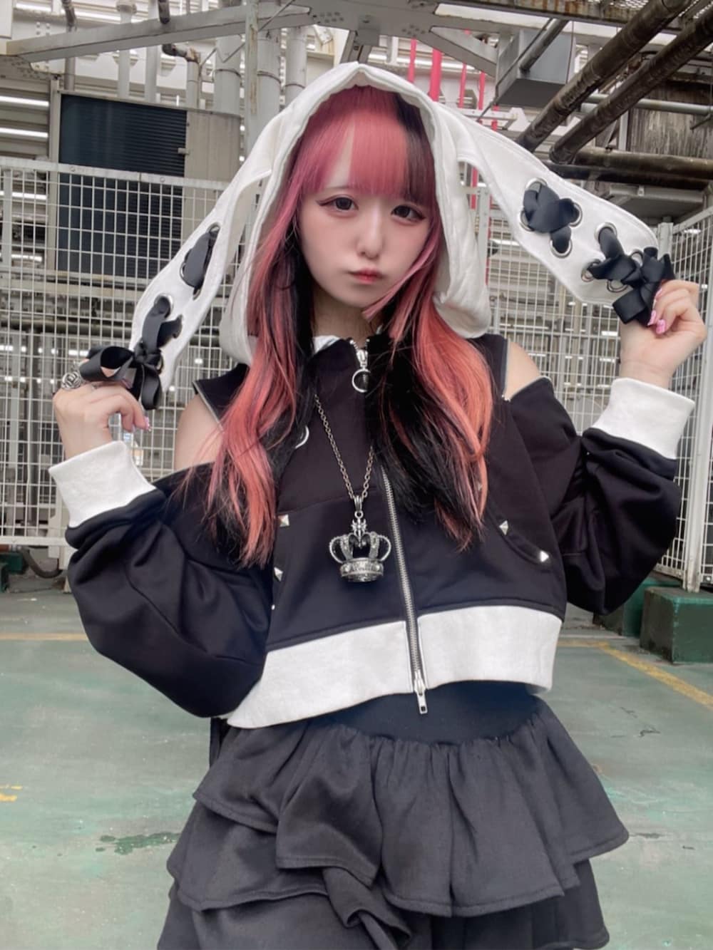 「モノトーン、雨の日コーデ、ミニスカート、お出かけコーデ、リボン、デートコーデ、ショートパンツ、Amilige、個性派、ユニセックス、体型カバー、骨格ウェーブ、サブカル、地雷、韓国コーデ」｜「Amiligeのチャイナボタン付きパーカー＋フリルスカート（セットアップ、ブラック系）」を使った、Amilige_officialさん（骨格ウェーブ・レディース・155cm）の春コーディネートの2枚目の写真