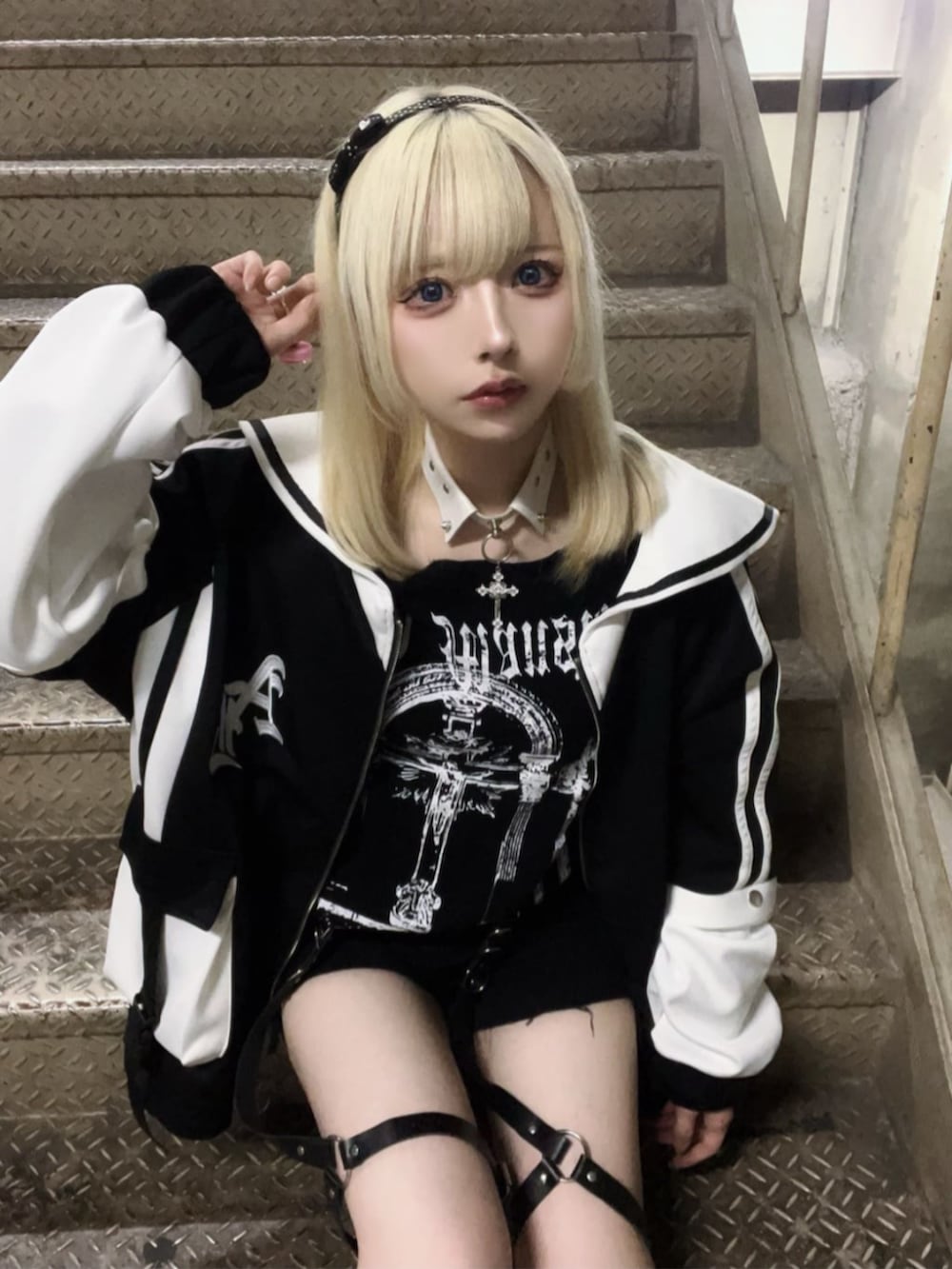「最近のいい感じコーデ、ミニスカート、モノトーン、スポーツミックス、韓国ファッション、ショートパンツ、春服、パンツスタイル、地雷、サブカル、骨格ウェーブ、病みかわいい、Amilige、セットアップ、ユニセックス」｜「AmiligeのSatanバックプリントセーラーZIPジャージTOPS（ジャージ、ブラック系）」を使った、Amilige_officialさん（骨格ウェーブ・レディース・155cm）の春コーディネートの2枚目の写真