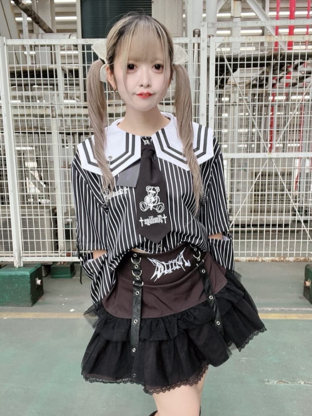 「柄シャツ、レイヤードスタイル、シャツスタイル、ミニスカート、低身長コーデ、雨の日コーデ、モノトーン、ストライプシャツ、Amilige、個性派、体型カバー、骨格ウェーブ、サブカル、地雷、病みかわいい」｜「Amiligeのハイウエストチュールスカート（スカート、ブラック系）」を使った、Amilige_officialさん（骨格ウェーブ・レディース・148cm）の春コーディネートの2枚目の写真