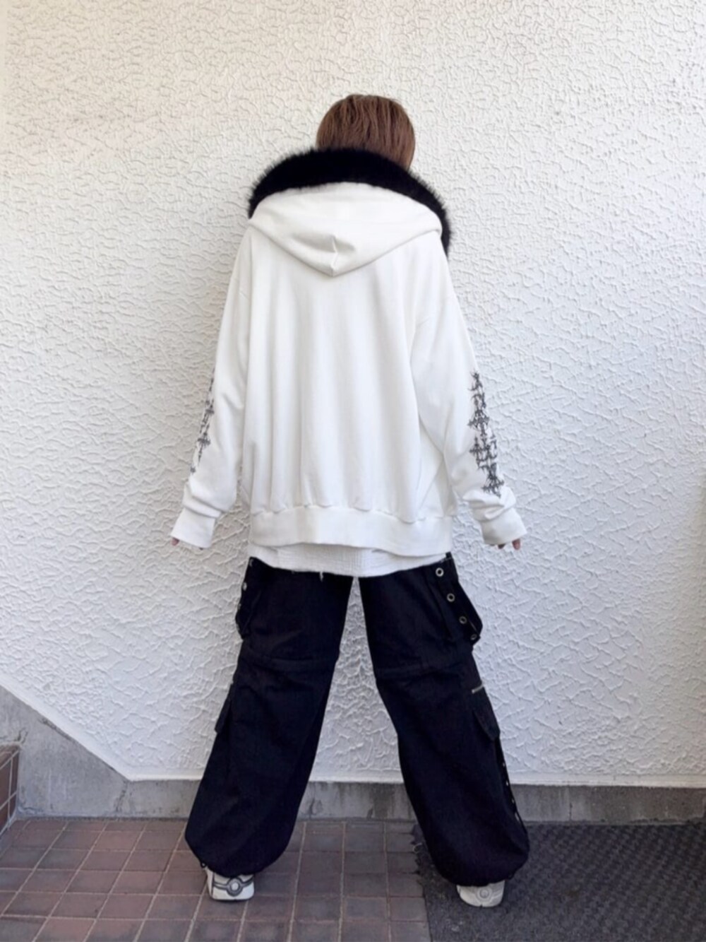 ブラック系のその他パンツ、ホワイト系のTシャツ/カットソー、ホワイト系のパーカーを着用したレディースの秋コーディネートの3枚目の写真