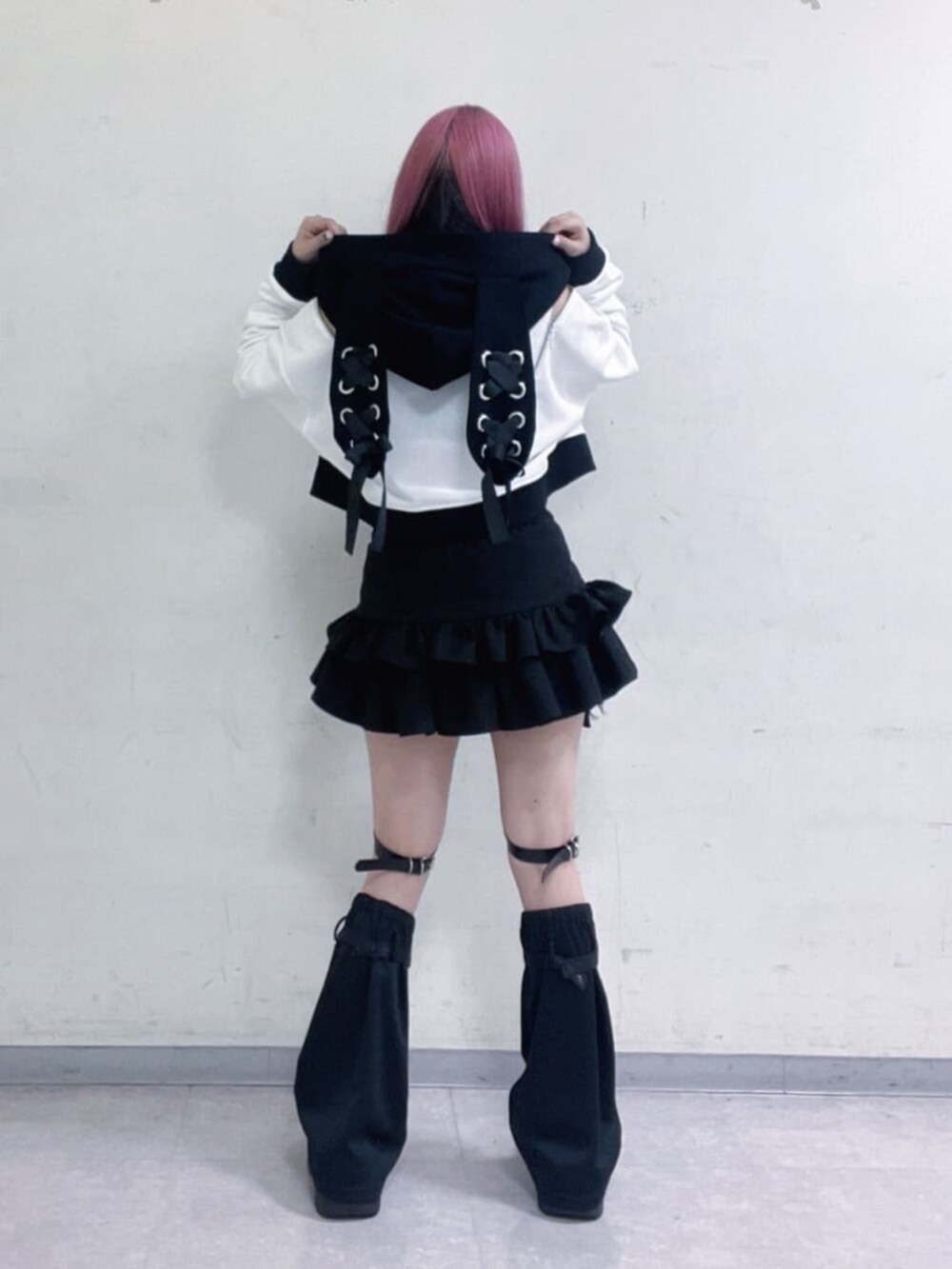 「Amilige、個性派、病みかわいい、ユニセックス、サブカル、地雷、推し活、骨格ウェーブ、レイヤードスタイル、雨の日コーデ、スカートコーデ、デートコーデ、ミニスカート、スニーカー、ショートパンツ」｜「Amiligeのコルセット風フリルスカート（スカート、ブラック系）」を使った、Amilige_officialさん（レディース・155cm）の夏コーディネートの3枚目の写真