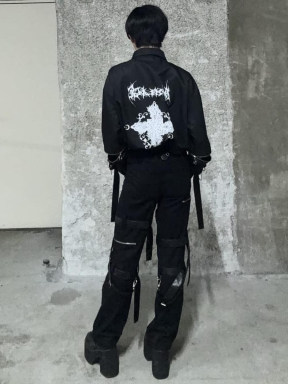 「Amilige、個性派、ジェンダーレス、サブカル、地雷、推し活、韓国ファッション、きれいめコーディネート、ブラックコーデ、カラーコーデ、テーマパークコーデ、モノトーン、シルバー、ブラック、パンク」｜「Amiligeのリングクロス刺繍ネクタイ（ネクタイ、ブラック系）」を使った、Amilige_officialさん（メンズ・162cm）の夏コーディネートの3枚目の写真