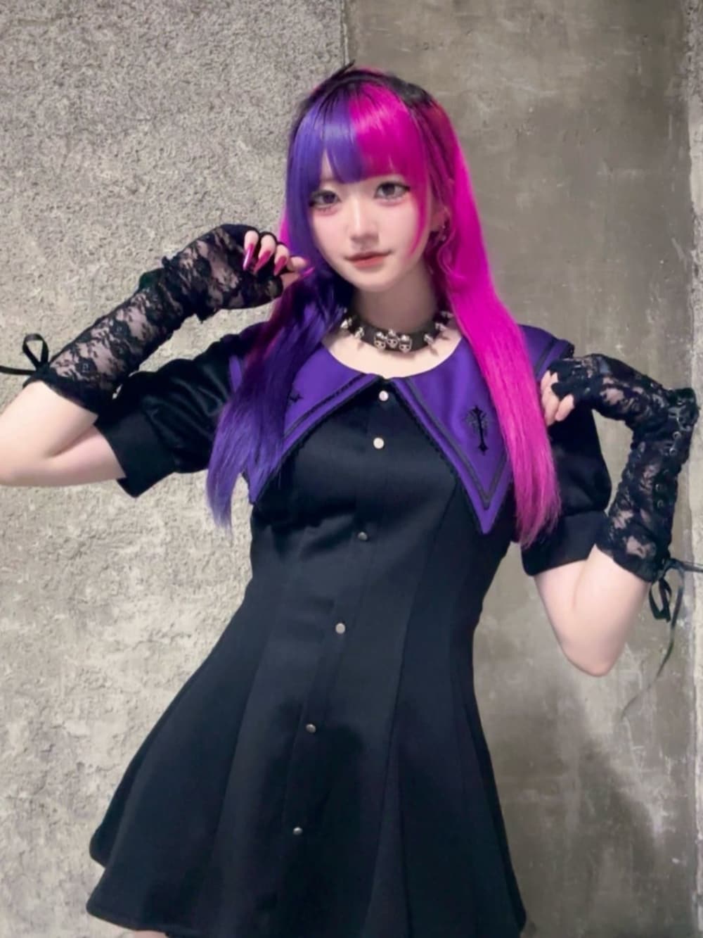 「Amilige、個性派、病みかわいい、サブカル、地雷、セットアップ、夏ルックで気分アップ、韓国ファッション、パンツスタイル、ブラックコーデ、シンプルコーデ、ゆるコーデ、スポーツミックス、セーラーカラー、スカート」｜「AmiligeのAL刺繍ジャージレッグカバー（レッグウォーマー、ブラック系）」を使った、Amilige_officialさん（レディース・160cm）の夏コーディネートの2枚目の写真