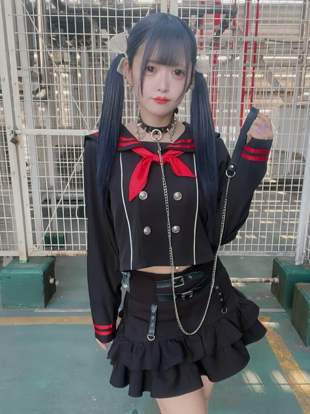 「レイヤードスタイル、韓国ファッション、ショートパンツ、ミニスカート、お出かけコーデ、低身長コーデ、雨の日コーデ、モノトーン、デートコーデ、Amilige、個性派、体型カバー、サブカル、地雷、骨格ウェーブ」｜「Amiligeのコルセット風フリルスカート（スカート、ブラック系）」を使った、Amilige_officialさん（骨格ウェーブ・レディース・148cm）の春コーディネートの2枚目の写真
