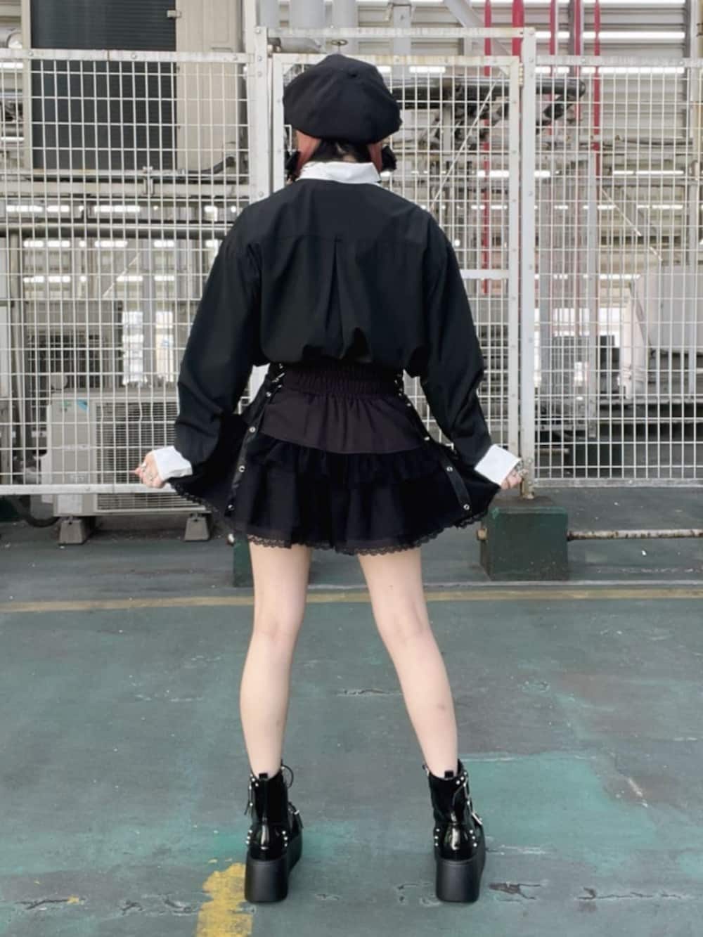 「チェック、休日スタイル、デートコーデ、ミニスカート、リボン、モノトーン、春服コーデ、地雷系、サブカル、体型カバー、病みかわいい、厚底シューズ、Amilige、ジェンダーレス」｜「Amiligeの刺繍リボンネクタイ付きバイカラーシャツ（シャツ/ブラウス、ブラック系）」を使った、Amilige_officialさん（骨格ウェーブ・レディース・155cm）の春コーディネートの3枚目の写真