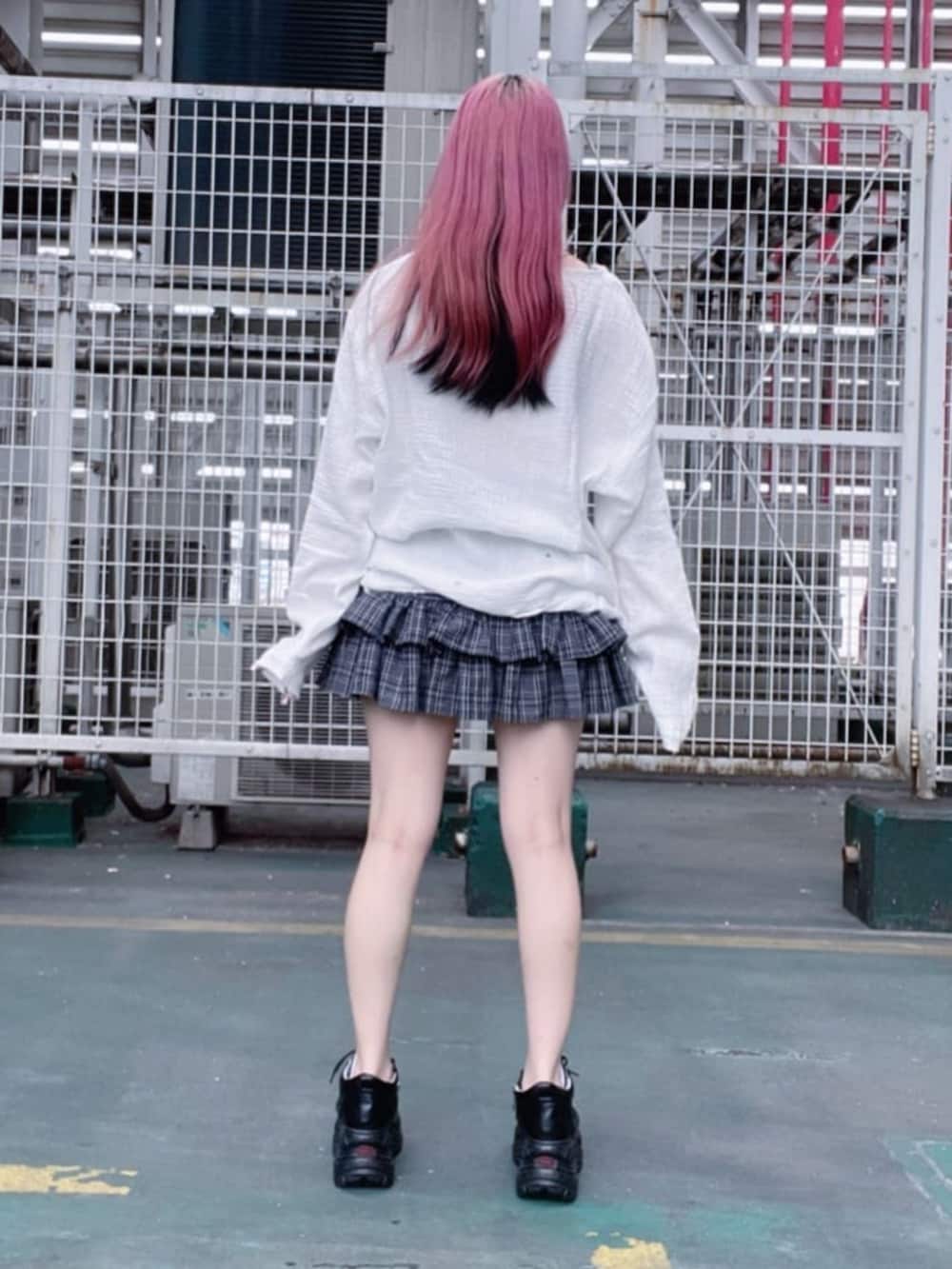 「Amilige、個性派、病みかわいい、ユニセックス、サブカル、地雷、体型カバー、デート、デートコーデ、夏コーデ、スカートコーデ、レイヤードスタイル、韓国ファッション、ミニスカート、スニーカー」｜「Amiligeのダメージガーゼトップス（Tシャツ/カットソー、ホワイト系）」を使った、Amilige_officialさん（レディース・155cm）の夏コーディネートの3枚目の写真