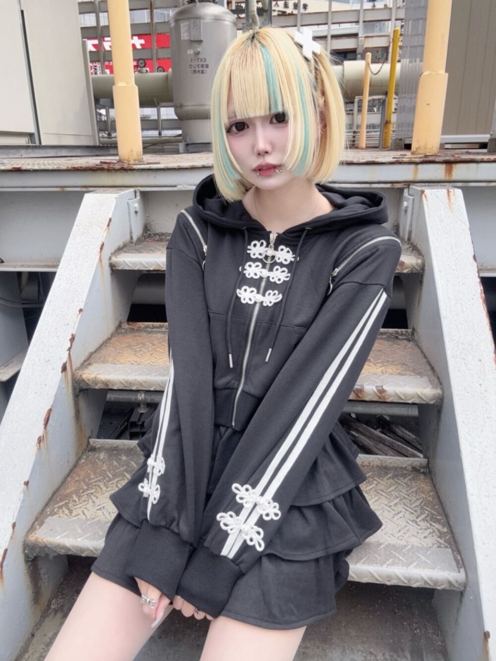 「リボン、休日スタイル、デートコーデ、ショートパンツ、お出かけコーデ、ミニスカート、モノトーン、スポーツミックス、シンプルコーデ、春服コーデ、病みかわいい、体型カバー、地雷系ファッション、Amilige、セットアップ」｜「Amiligeのチャイナボタン付きパーカー＋フリルスカート（セットアップ、ブラック系）」を使った、Amilige_officialさん（骨格ウェーブ・レディース・162cm）の春コーディネートの2枚目の写真
