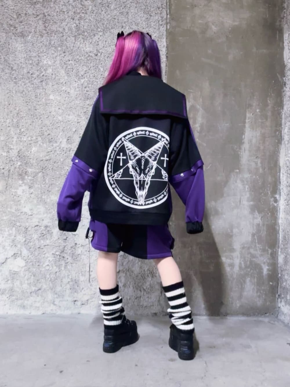 「大人カジュアル、ショートパンツ、スニーカー、お出かけコーデ、スポーツミックス、セットアップ、春夏コーデ、韓国ファッション、おでかけコーデ、パンツスタイル、体型カバー、サブカル、地雷、Amilige、ユニセックス」｜「AmiligeのSatanバックプリントセーラーZIPジャージTOPS（ジャージ、ブラック系）」を使った、Amilige_officialさん（骨格ウェーブ・レディース・155cm）の春コーディネートの2枚目の写真