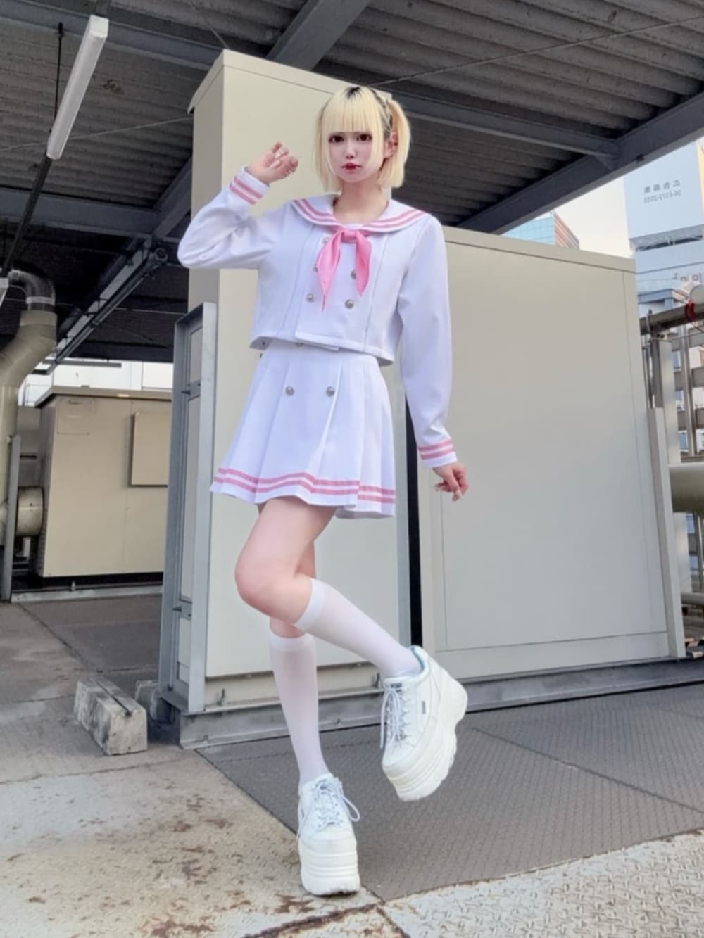 「Amilige、病みかわいい、個性派、サブカル、地雷、韓国ファッション、フェススタイル、ディズニーコーデ、シンプルコーデ、160cm台コーデ、ホワイト、セットアップ、セーラーカラー、スカート、スニーカー」｜「Amiligeのセーラーセットアップ（セットアップ、ホワイト系）」を使った、Amilige_officialさん（レディース・162cm）の夏コーディネートの2枚目の写真