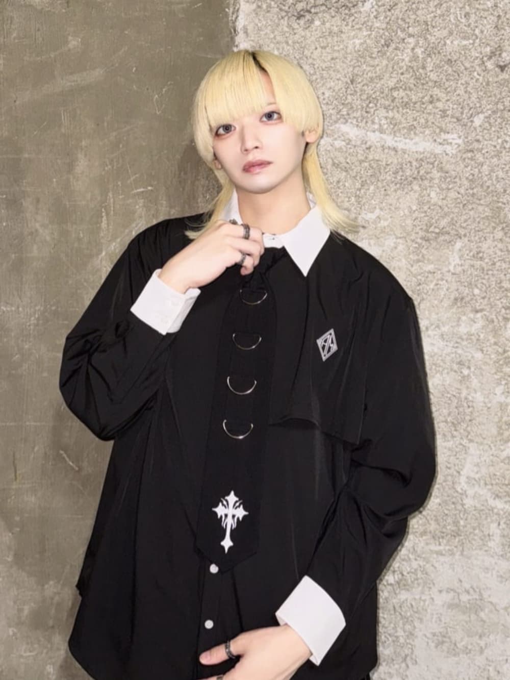 「モノトーン、ワイドパンツ、シャツスタイル、雨の日コーデ、黒Tシャツ、お出かけコーデ、ネクタイ、デートコーデ、女子ウケ、Amilige、デート、個性派、ユニセックス、地雷、サブカル」｜「Amiligeの刺繍リボンネクタイ付きバイカラーシャツ（シャツ/ブラウス、ブラック系）」を使った、Amilige_officialさん（メンズ・177cm）の春コーディネートの2枚目の写真