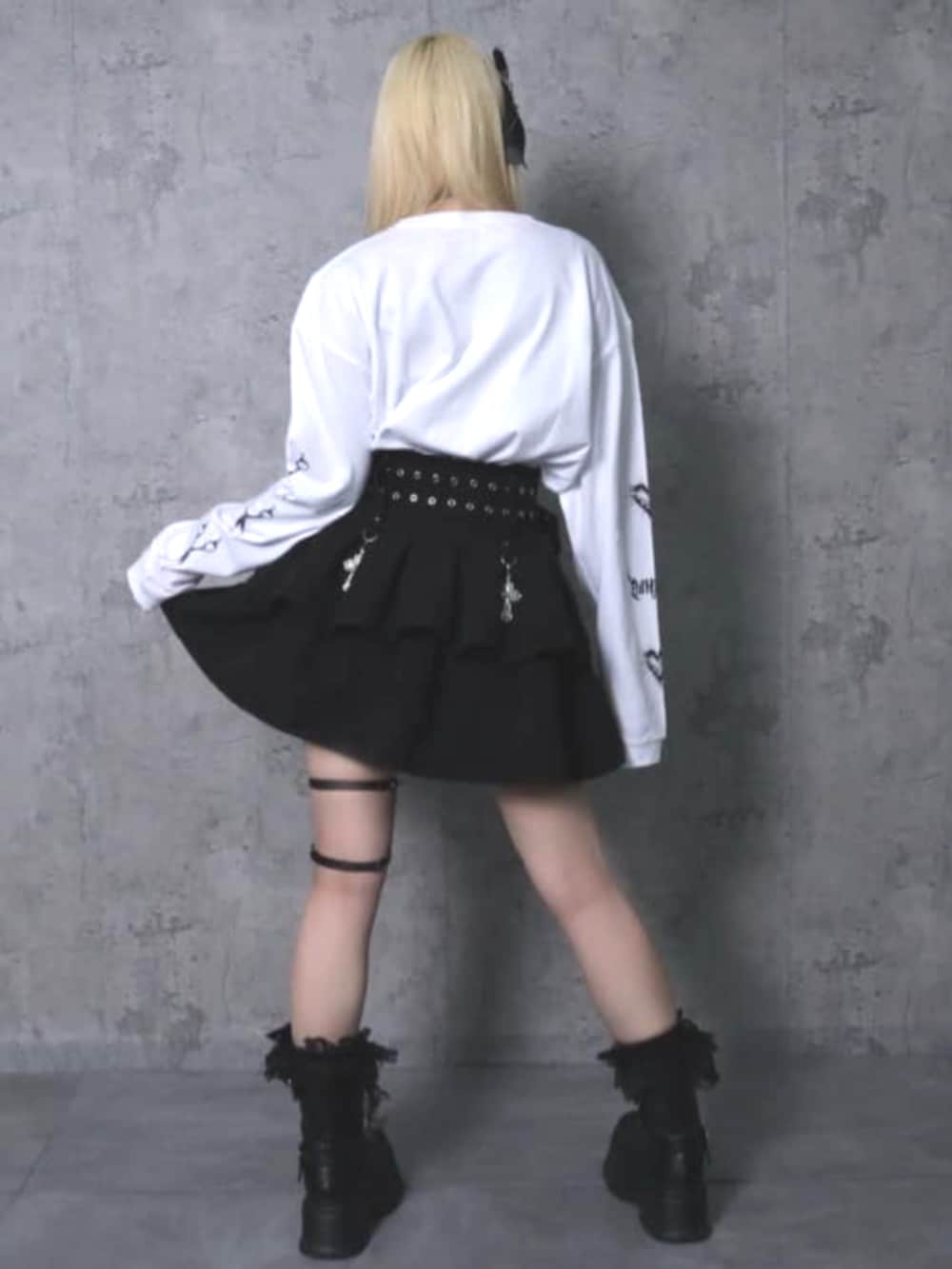 「カップルコーデ、デートコーデ、デート、Amilige、アミリージュ、個性派、病みかわいい、体型カバー、地雷系ファッション、地雷系、サブカル、サブカル地雷」｜「Amiligeのハトメベルト付きフレアスカート（スカート、ブラック系）」を使った、Amilige_officialさん（骨格ウェーブ・レディース・155cm）の春コーディネートの2枚目の写真
