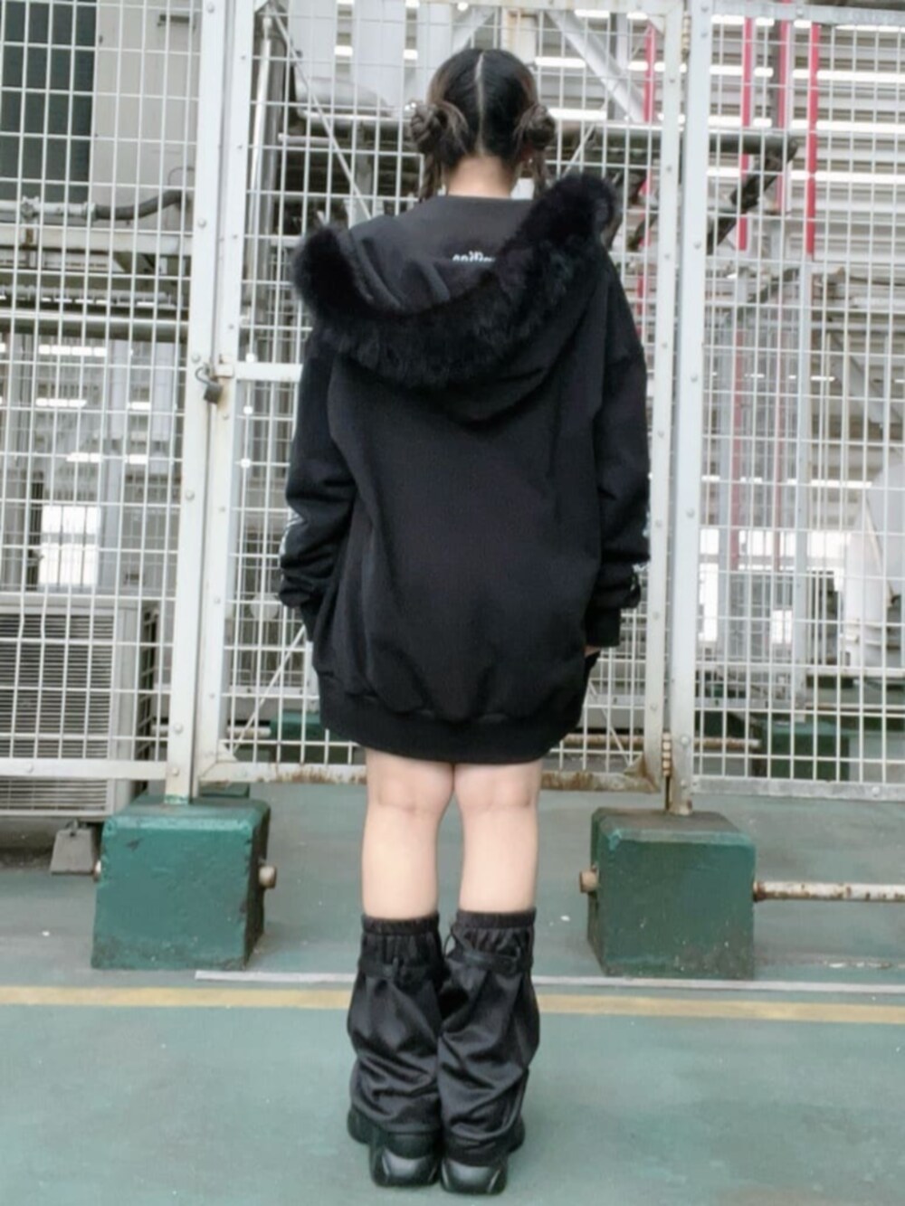 ブラック系のセットアップ、ブラック系のパーカー、ブラック系のレッグウォーマーを着用したレディースの秋コーディネートの2枚目の写真