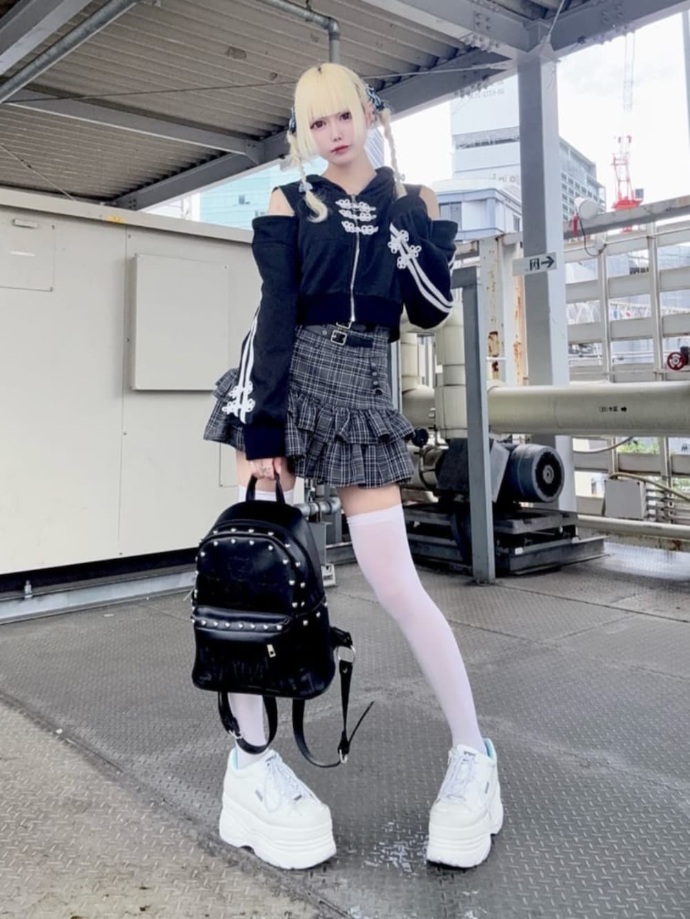 「モノトーン、休日スタイル、ショルダーバッグ、雨の日コーデ、Amilige、個性派、体型カバー、骨格ウェーブ、サブカル、地雷、今日のコーデ、ユニセックス、病みかわいい、厚底サンダル、トートバッグ」｜「Amiligeのチャイナボタン付きパーカー＋フリルスカート（セットアップ、ブラック系）」を使った、Amilige_officialさん（骨格ウェーブ・レディース・162cm）の春コーディネートの2枚目の写真