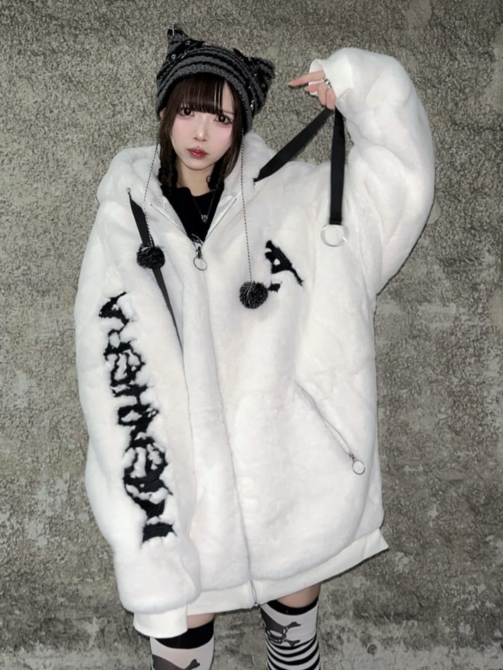 ホワイト系のその他アウター、ブラック系のTシャツ/カットソー、ブラック系のレッグウォーマーを着用したレディースの秋コーディネートの3枚目の写真