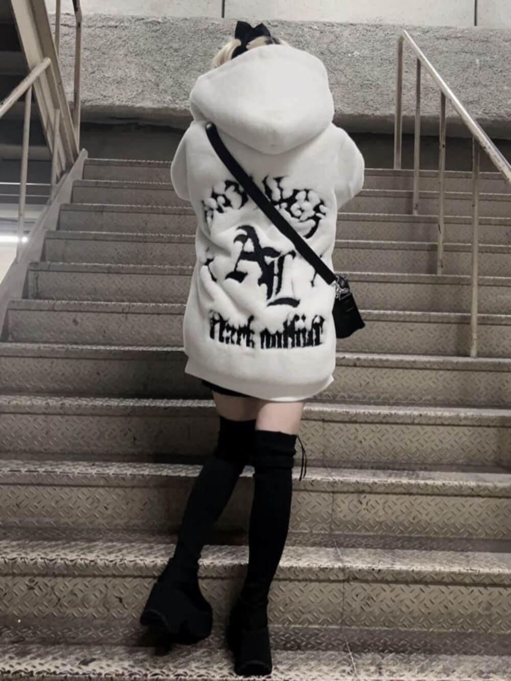 「リボン、モノトーン、韓国ファッション、ショートパンツ、ミニスカート、スカートコーデ、地雷、サブカル、骨格ウェーブ、体型カバー、ユニセックス、病みかわいい、個性派、Amilige、デートコーデ」｜「Amiligeのコルセット風フリルスカート（スカート、ブラック系）」を使った、Amilige_officialさん（骨格ウェーブ・レディース・155cm）の春コーディネートの3枚目の写真